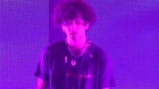 The 1975 - Matty&#39;s speech about homophobia (&amp; funny moment with boots) - Loving Someone - Moscow