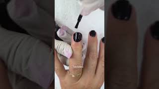 Eu faço a limpeza das unhas das minhas clientes