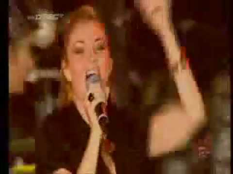 David Guetta & Tara McDonald performing "delirious" live 2007