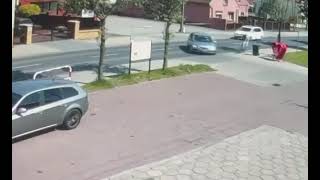 Wideo1: W Szymanowie 16?latek na hulajnodze zderzy� si� z samochodem osobowym