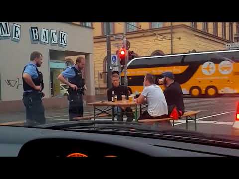 Urządzili sobie imprezę na środku drogi