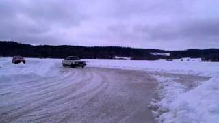 preview picture of video 'Volvo 244 jump on ice track / hopp på isbanan'