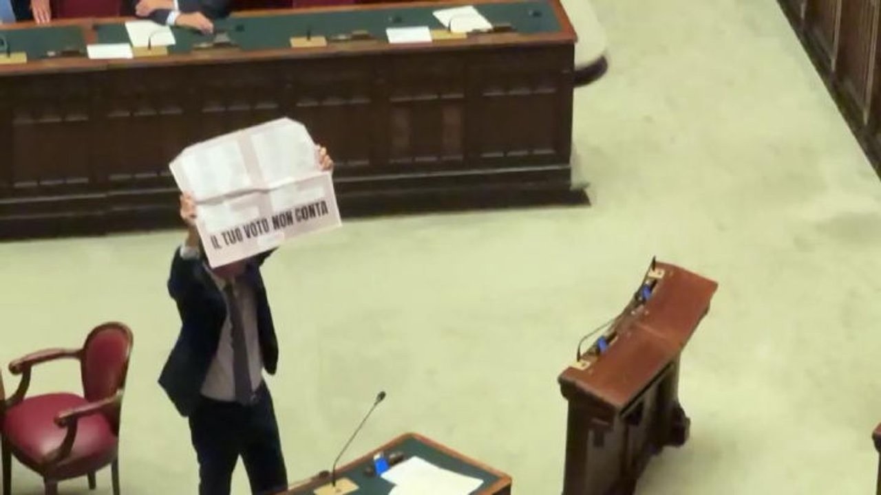 Magi espone enorme scheda elettorale con scritto 'Il tuo voto non conta' alla Camera