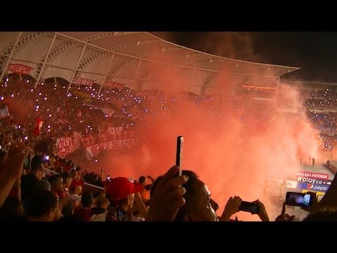 "ASÍ FUE EL GRAN RECIBIMIENTO EN EL CLÁSICO AMÉRICA 2 VS CALI 1" Barra: Baron Rojo Sur • Club: América de Cáli