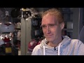 Zieke ondernemer zit met de handen in het haar