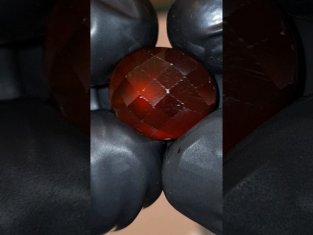 حجر هيسونايت جارنت مع خاصية التأثير البصري بشكل طب...