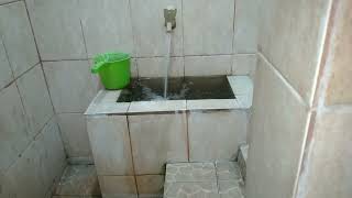 Download lagu Suara air kran mengalir di bak kecil kamar mandi mp3