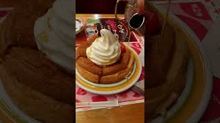 シロノワールにシロップをかける
