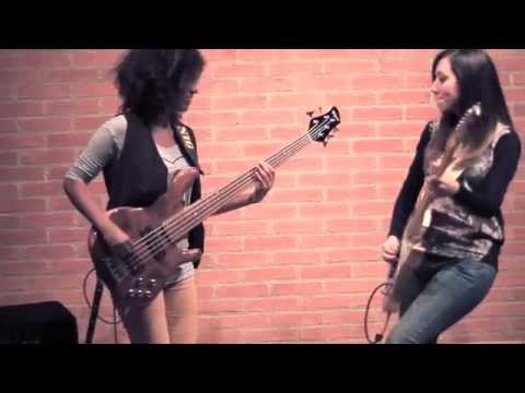 Ana Karina Sebastião e Lari Basilio - "Groove Delas" - (HD)