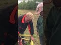 Boer Frans en Giel Beelen gaan autocrossen, maar dat gaat niet helemaal goed.. | RTV Oost