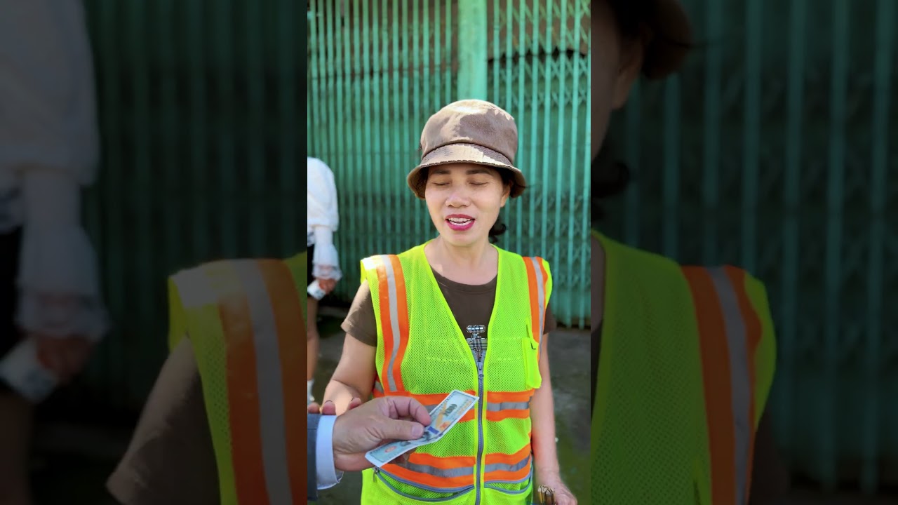 Instead of taking, she chose to help [TRUE HEART] #kindness #respect #goodman #happy #humanities