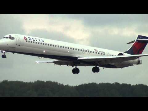 Delta Air Lines N962DN MD-90 Landing Portland Airport (PDX)