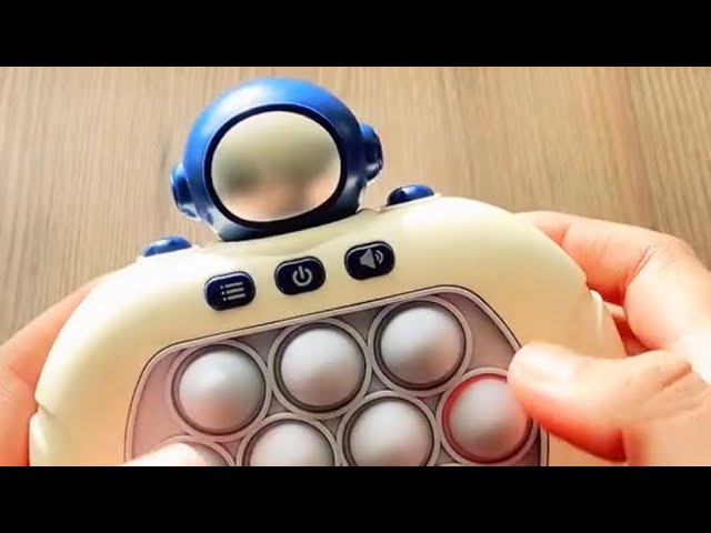 Vídeo relacionado con Lesipee Quick Push Pop Game Fidget Toys Pro para Niños y Adultos, Juego de Mano, Pop Electrónico, Máquina de Rompecabezas Rápida, Juguete para el Estrés, Regalo para Niños, Niñas, Adolescentes
