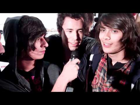 Kiowa Gordans Band Tuche on the red carpet