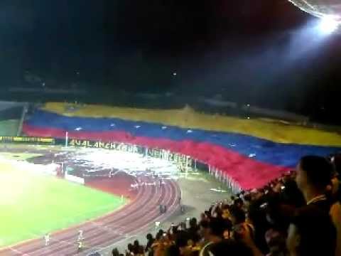 "SALIDA DE LA AVALANCHA SUR EN EL JUEGO DEL DEPORTIVO TACHIRA VS BARCELONA DE GUAYAQUIL" Barra: Avalancha Sur &bull; Club: Deportivo Táchira