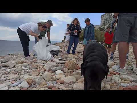 ERMA FIRST & HELMEPA ORGANISED A MAJOR BEACH CLEAN-UP EVENT ALONG FREATIDA BEACH IN PIRAEUS