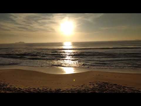 Sábado com sol e ondas pequenas em Balneário Barra do Sul SC 