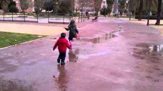 Saltando bajo la lluvia