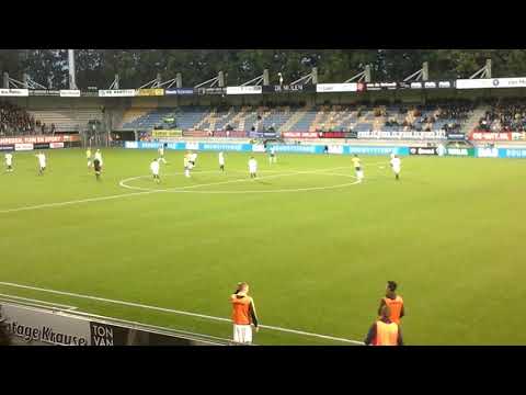 Een voetbal, het doel is NAC, hop en 2:0