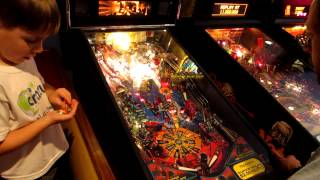 preview picture of video 'Playing Spiderman Pinball'