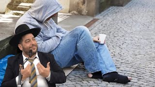 הוא זרוק על הספסל ולאף אחד לא איכפת! מסר שלא תשכחו לעולם! מדהים!!- הרב אפרים שרבני (הרב אפרים שרבני) - התמונה מוצגת ישירות מתוך אתר האינטרנט יוטיוב. זכויות היוצרים בתמונה שייכות ליוצרה. קישור קרדיט למקור התוכן נמצא בתוך דף הסרטון