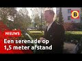 Een serenade aan de voordeur, in afwachting van een lintje
