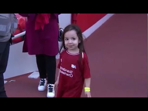 فيديو بوابة الوسط جماهير ليفربول تحتفل مع مكة ووالدتها بحذاء محمد صلاح الذهبي