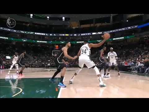 Giannis bullying Ben Simmons in the post 😤