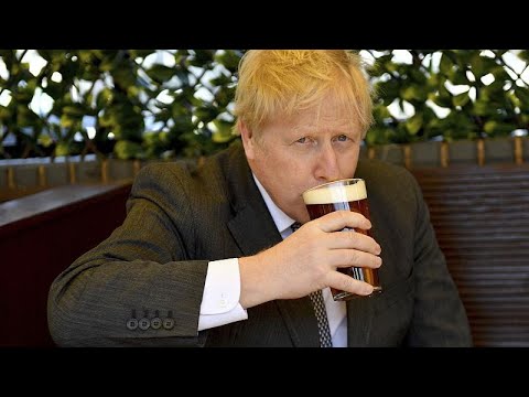 شاهد بوريس جونسون يستمتع بشرب نصف لتر من الجعة في حانة بوسط لندن بعد تخفيف إجراءات الإغلاق…