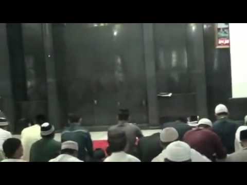 Xhindët tentojn ta sulmojn Hoxhën gjatë leximit të Kuranit ( Rukje - Sherim me Kuran pjesa 4 )