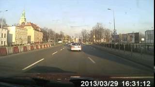 Wideo1: Pika wypada z Orlika i uszkadza pojazd.
