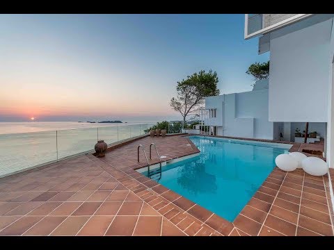 Designervilla in the first line of the sea in Cala Moli