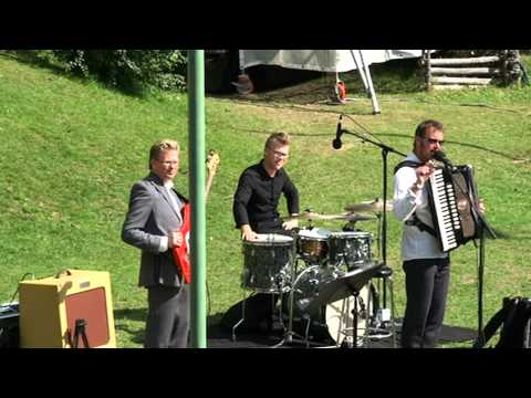 bengan jansson spelar vals i lekstugan i ransäter