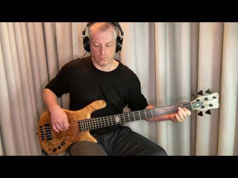 JIŘÍ KORN - Miss Moscow - Bass cover
