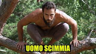 L'uomo primitivo che vive come una scimmia sugli alberi