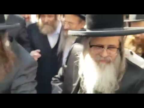 Satmar Rebbe R' Zalman Leib Arriving In Paris - Tammuz 5777