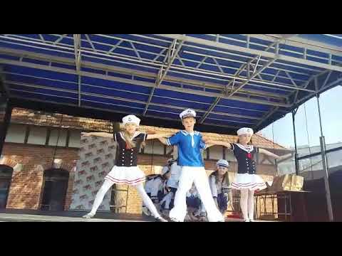 Piruecik i Rytm.  Taniec marynarski.  Pierwszy występ :) Maj 2016.