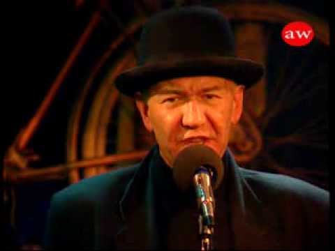 "Kielce według Witkacego"   Zbigniew Raj śpiewa w "Piwnicy pod Baranami"