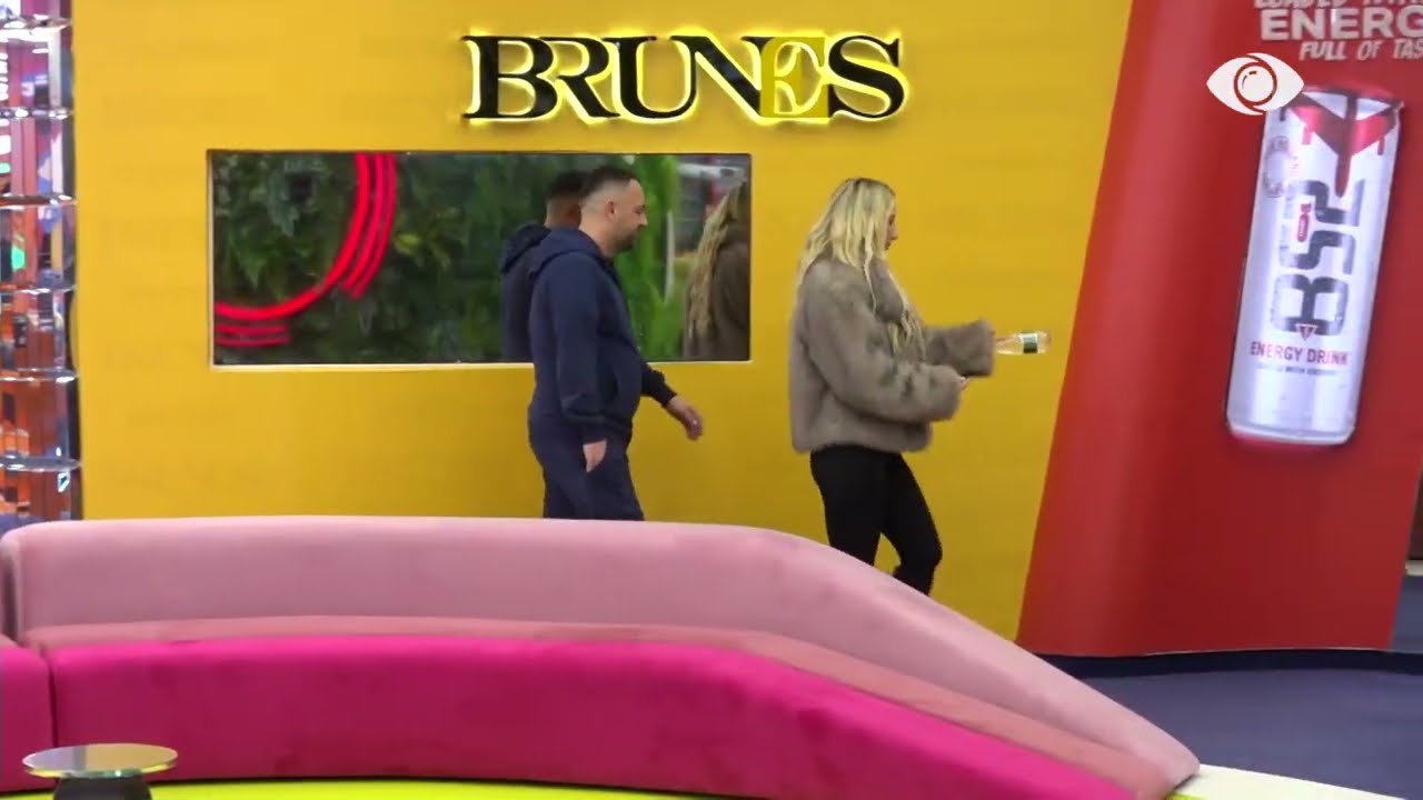 Je simpatike, luftarake…/ Seno i bën komplimenta Lorne