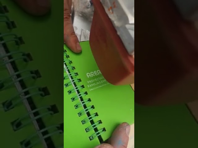 Vídeo relacionado con STREADVE Libreta Personalizada Cuaderno A5 Personalizado con Foto Logo Nombre Libreta Tapa Dura Notebook Cuero Regalo Cumpleaños Hombre Mujer Adultos Niño Scolar Pentagrama