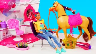 Neue Frisuren für Barbie und ihr Pferd. Puppen Video aus Lenas Schönheitssalon