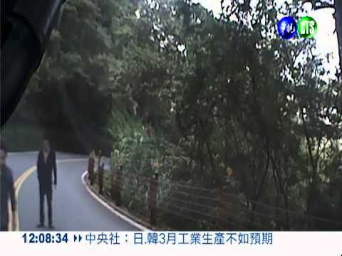騎士遭撞飛! 路過救護車及時搶救