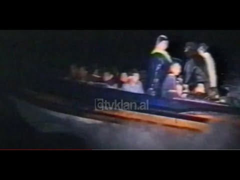 Bllokohen gomonet në Vlorë, ishin nisur drejt Italisë  (23 Maj 2002)