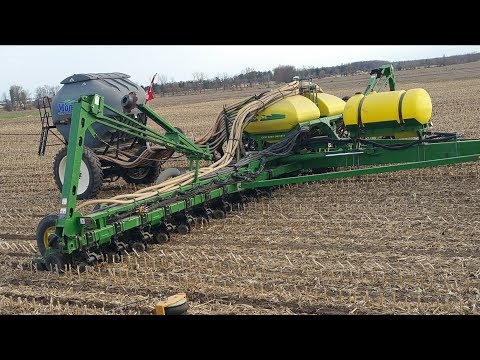 John Deere 1770nt - Corn on Corn Strip-till Planting 2018