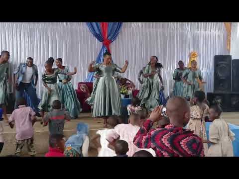 TAZAMA KWAYA HII MPAKA MWISHO ALICHOFANYA HUYU DADA MSTARI WA MBELE