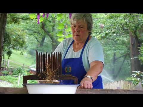 Processing flax with "South Tyrolean farm women. From our hands"