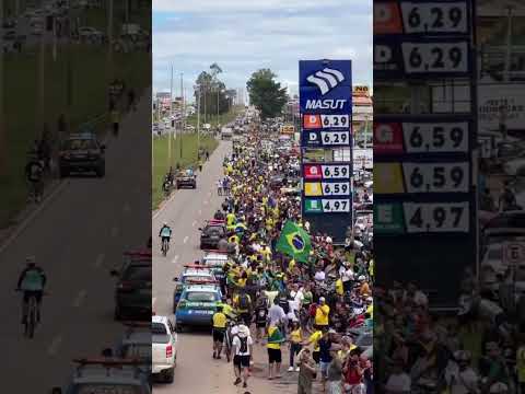 Multidão de pessoas na Cidade de Luziânia-Go acompanha o Deputado Federal Nikolas Ferreira.