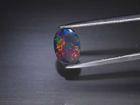 Natuurlijk Opaal Cabochon Kleur Black, Red, Green, Blue, Yellow and Orange Flashing 1,87 ct.