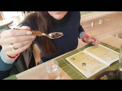 Krekels en sprinkhanen eten