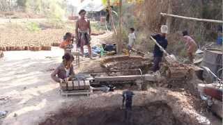 preview picture of video 'Briqueterie artisanale dans le sud du Laos'